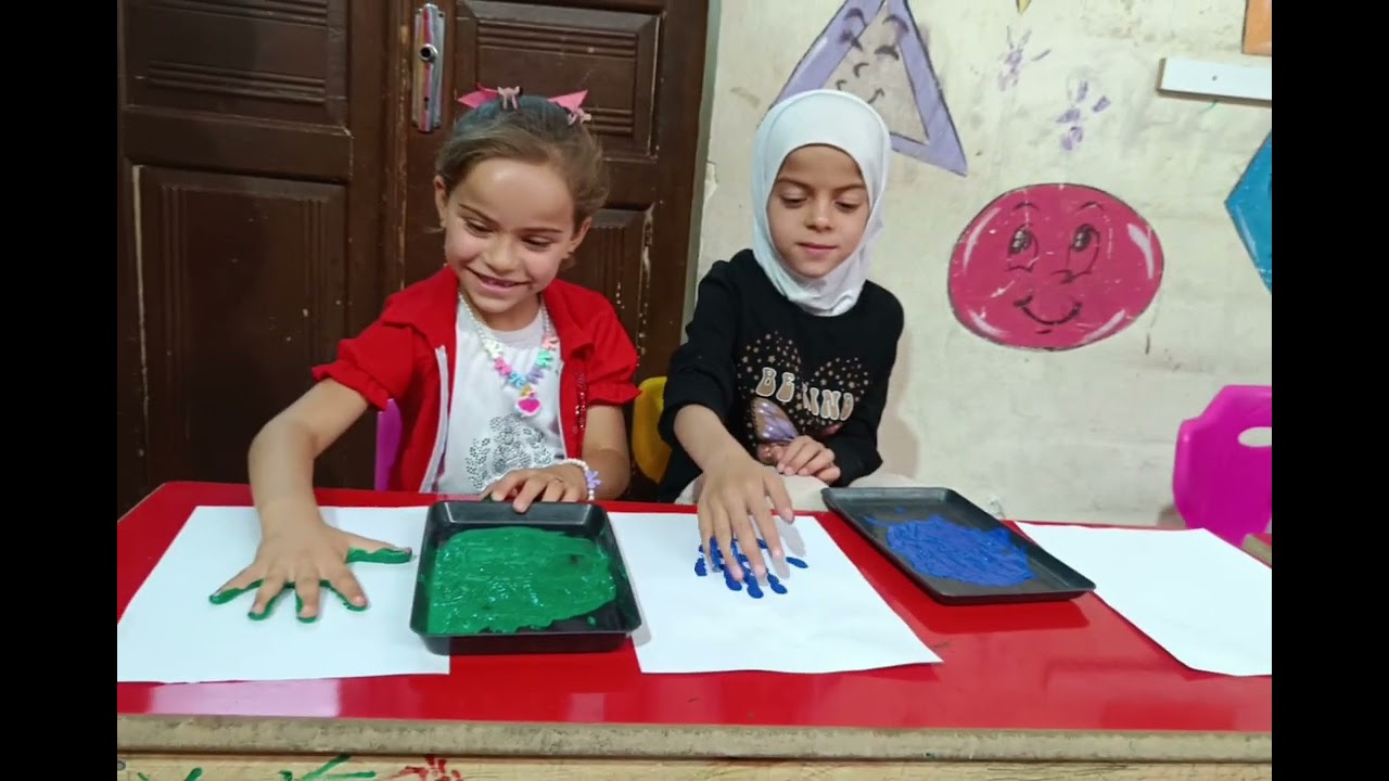  نغمس أيدينا بالفرح ونرسم الحكاياعلى الورق موعدنا مع الإبداع الصغيرحيث الخيال لا حدودله براعم الجنة٥