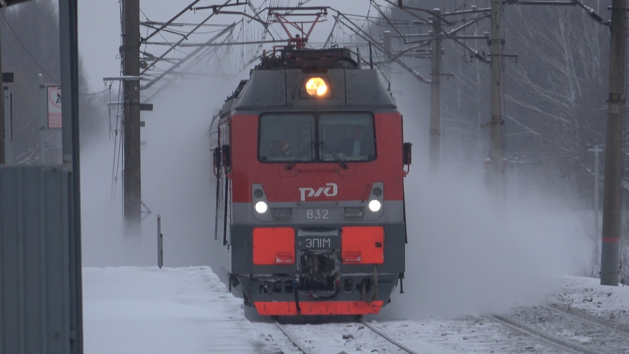 Электровоз ЭП1М-832 с пассажирским поездом