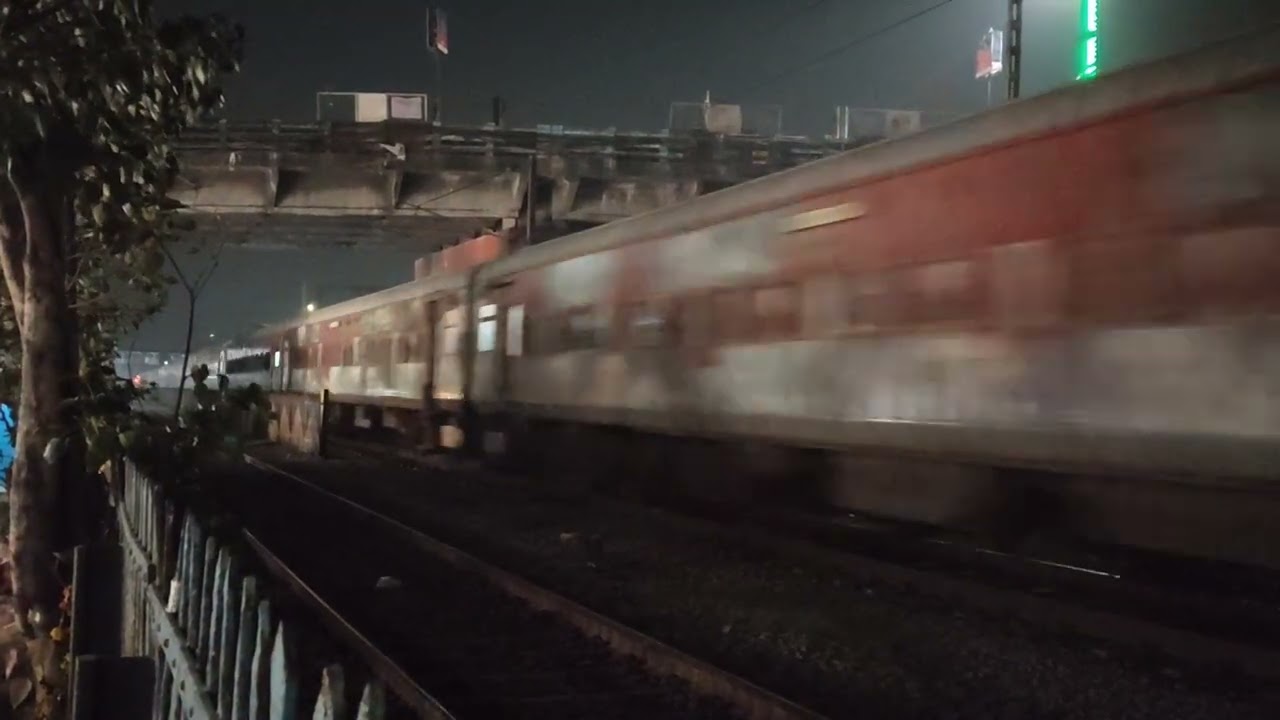13189 Sealdah(SDAH)-Balurghat(BLGT) Express with WAP-7