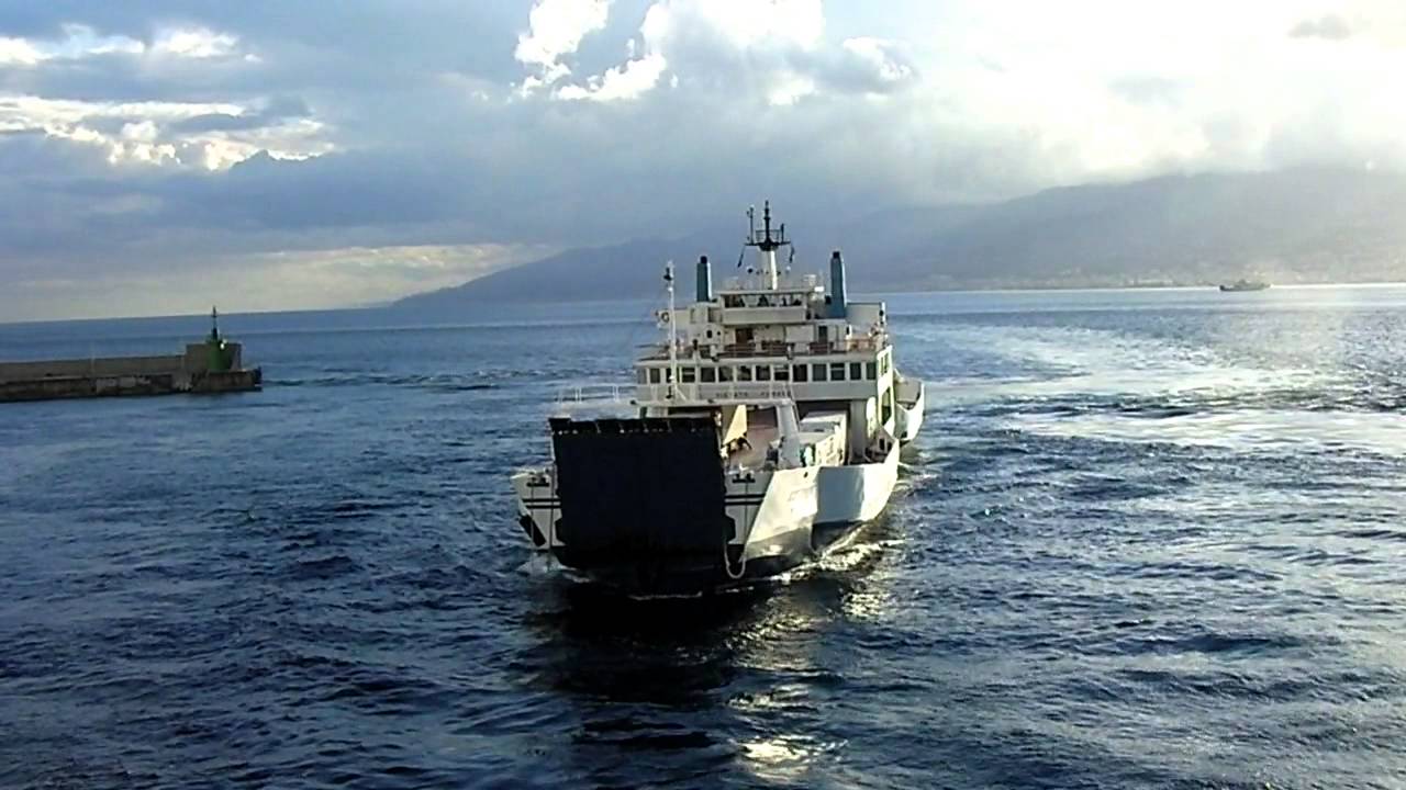 ATTRACCO NEL PORTO DI VILLA S GIOVANNI