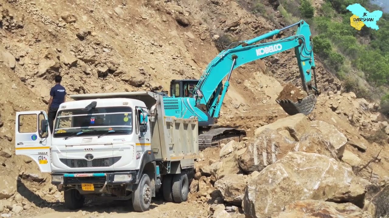 Doda, J&K: Massive landslide blocks Doda–Pul Doda road; traffic diverted via Ganpat Bridge.