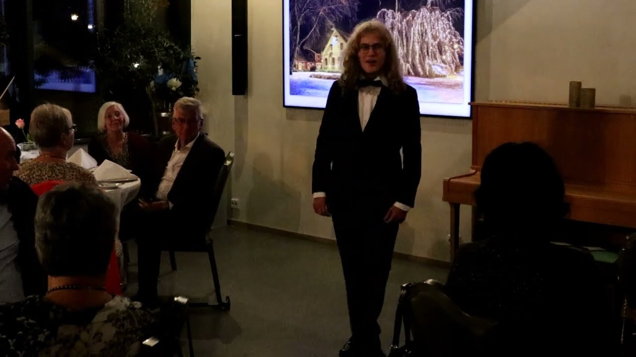 Opera at a dinner party: Norwegian bass-baryton Bjørn M. Tollefsen (17) sings Bellini's 