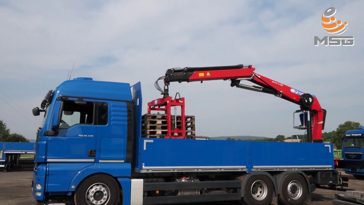 Baustoffkrane: Ein Ladekran vom Typ HMF 2110-L im Einsatz bei Kress Transporte