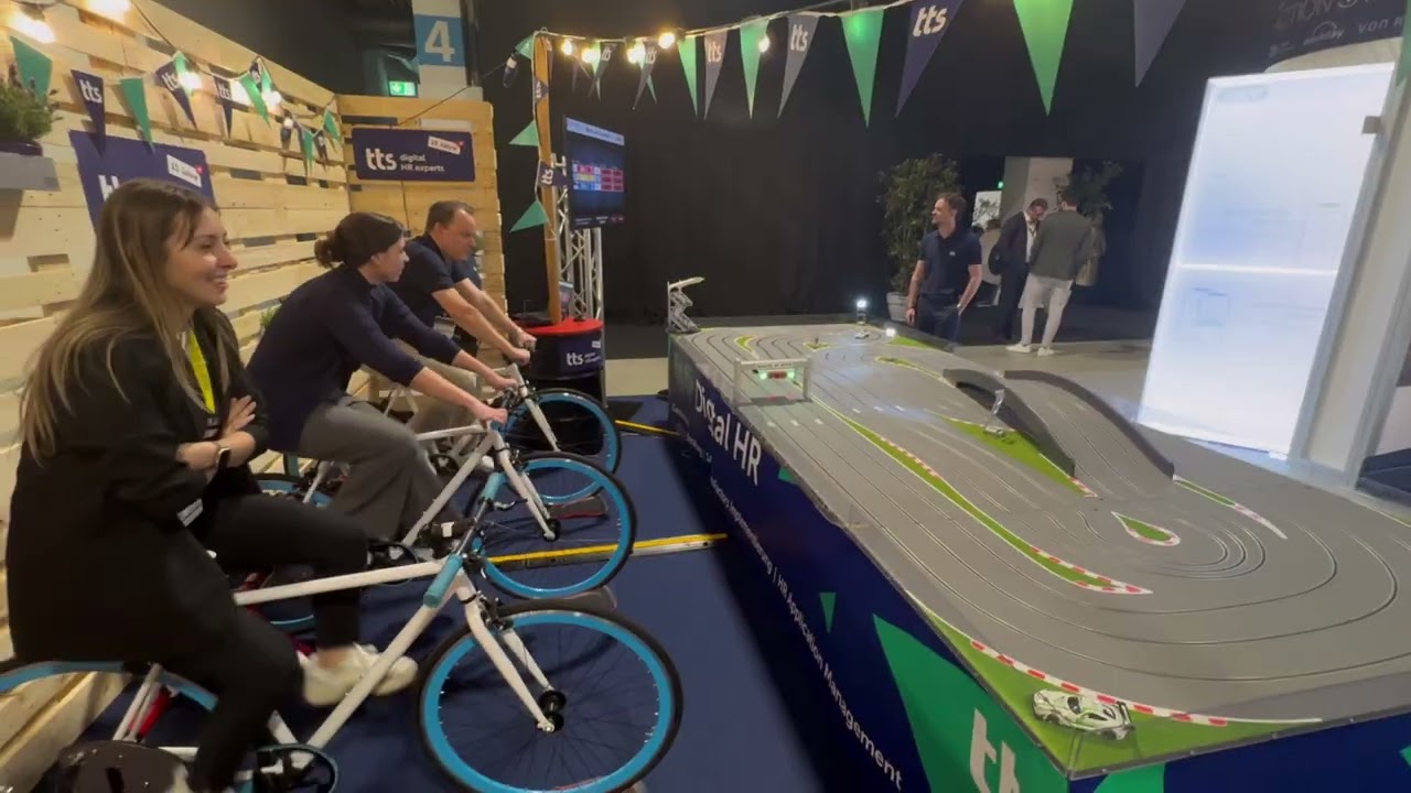Bike Slotcar Rennbahn mieten. Das Eventmodul für rasante Messe Aussteller.