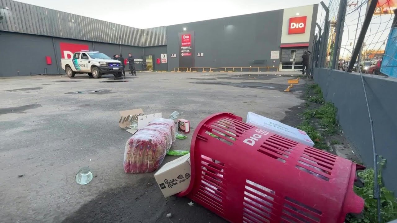 Una treintena de detenidos en Argentina por saqueos a comercios | AFP