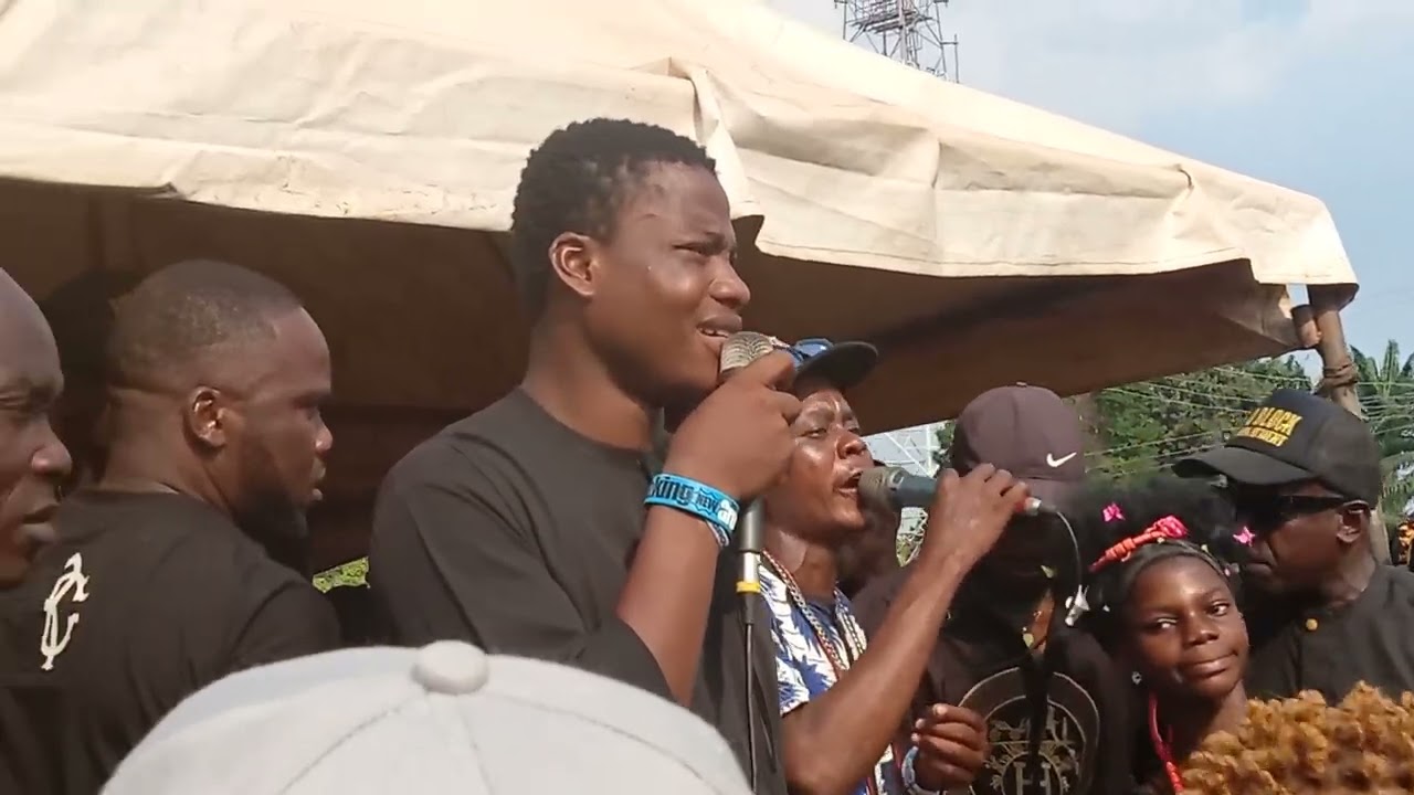 IKA MUSICIAN IKE SPACO SON PERFORM LIVE IN HIS FATHER BURIAL.