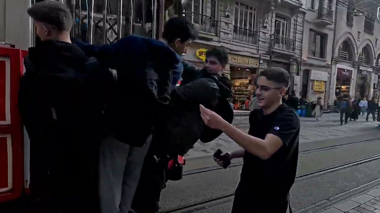 İstanbul istiklal caddesi  yürüyüşü Walking@istiklalstreet