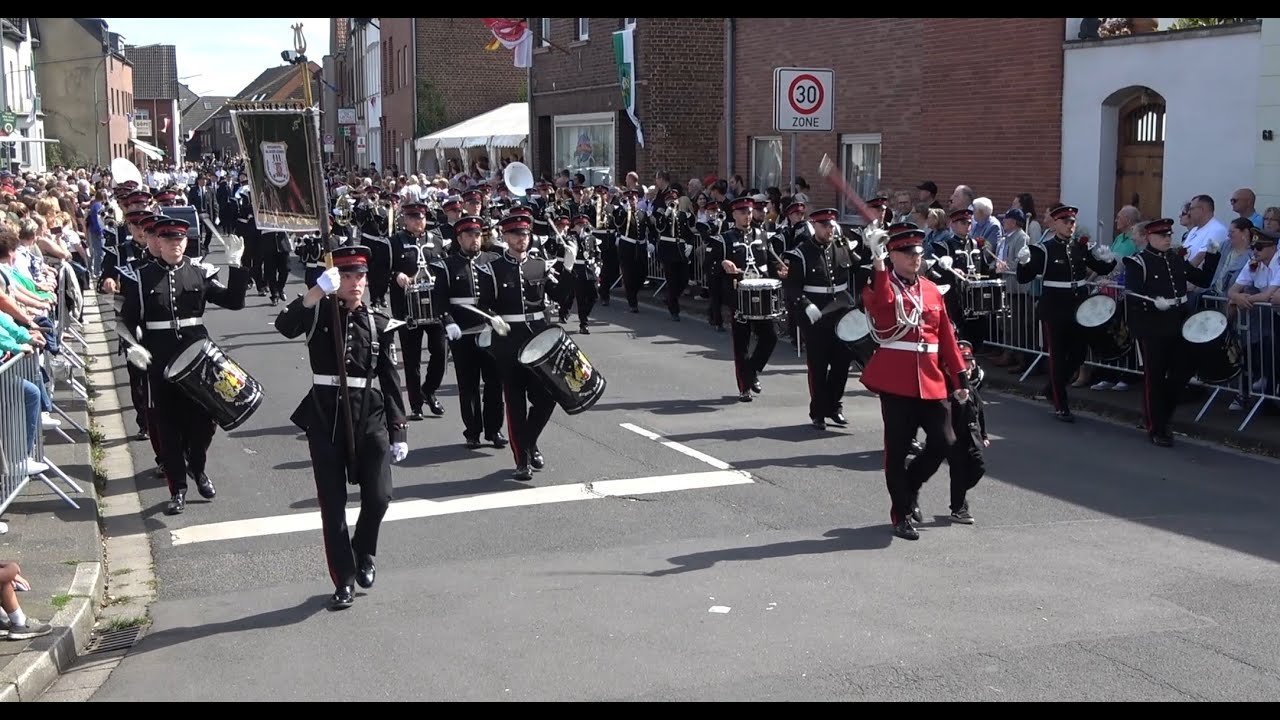 Schützenfest Neuss-Holzheim 07. Juli 2024:  Aufmarsch zur Parade