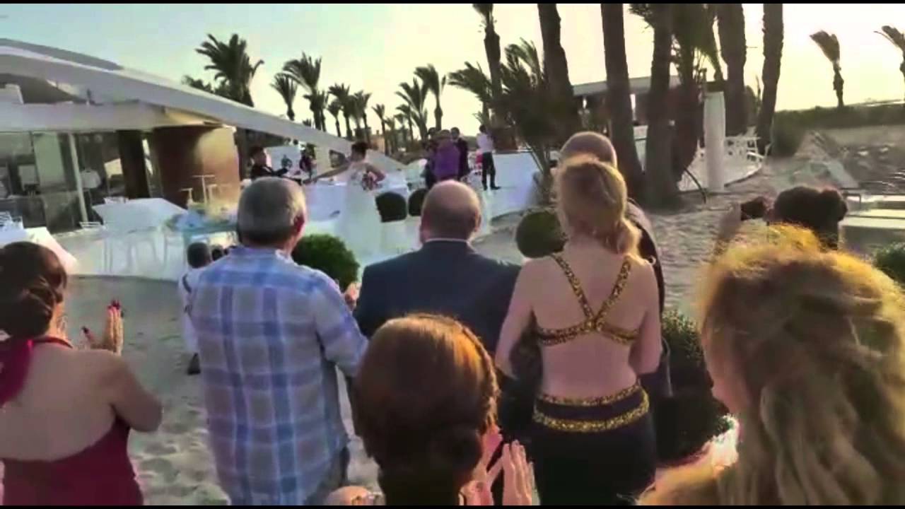 Boda Silvia y Pedro entrada bailando Marry you - Bruno Mars. Collados Beach