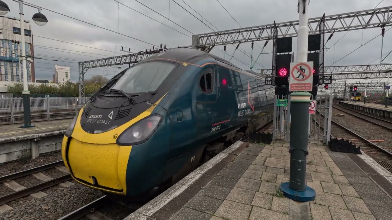 Trains at Manchester Piccadilly on 25/10/24 including MEGA tone from Freight !