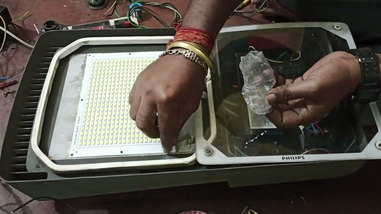 Philips 150 watt flood light repair, how to repair Philips 150 watt flood light.