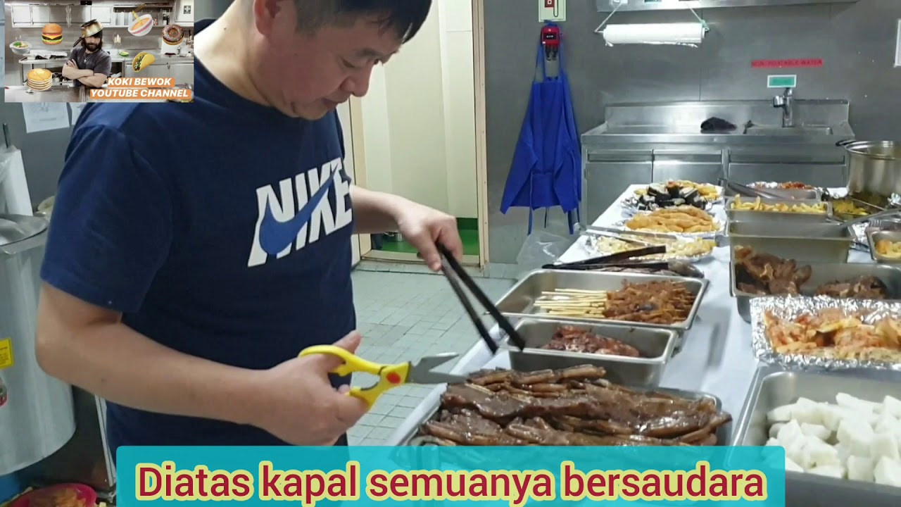 MAKAN BERSAMA SEPUASNYA DIKAPAL CARGO KOREA,SEMUANYA BERSAUDARA SEPENDERITAAN.