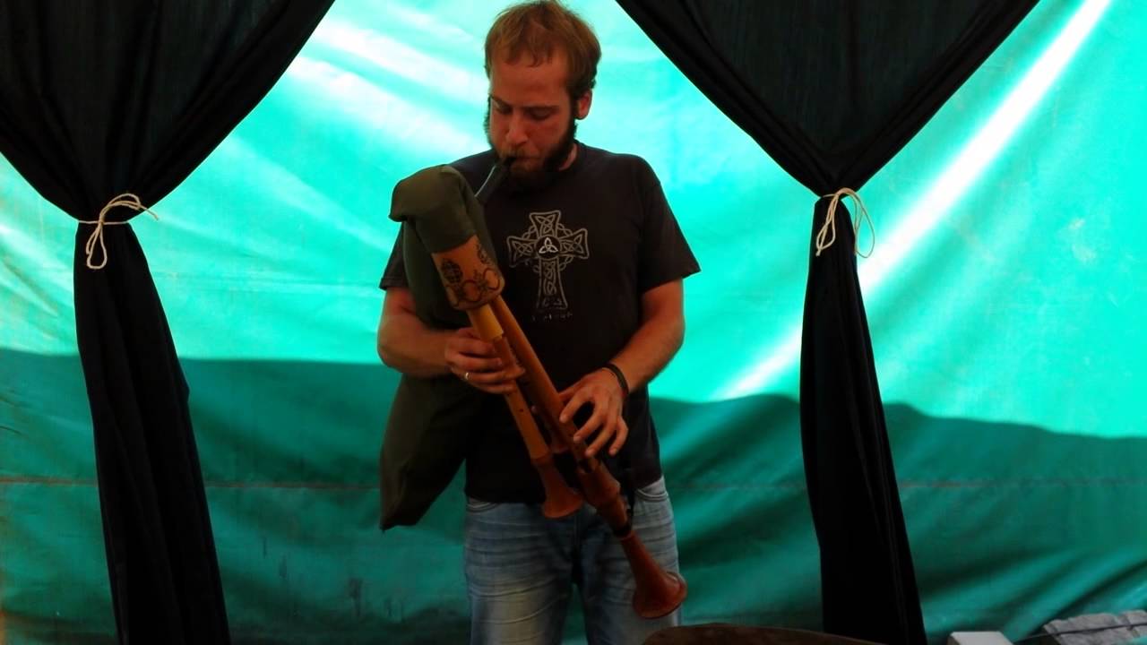Luca Sulcanese tocando Zampogna molisana