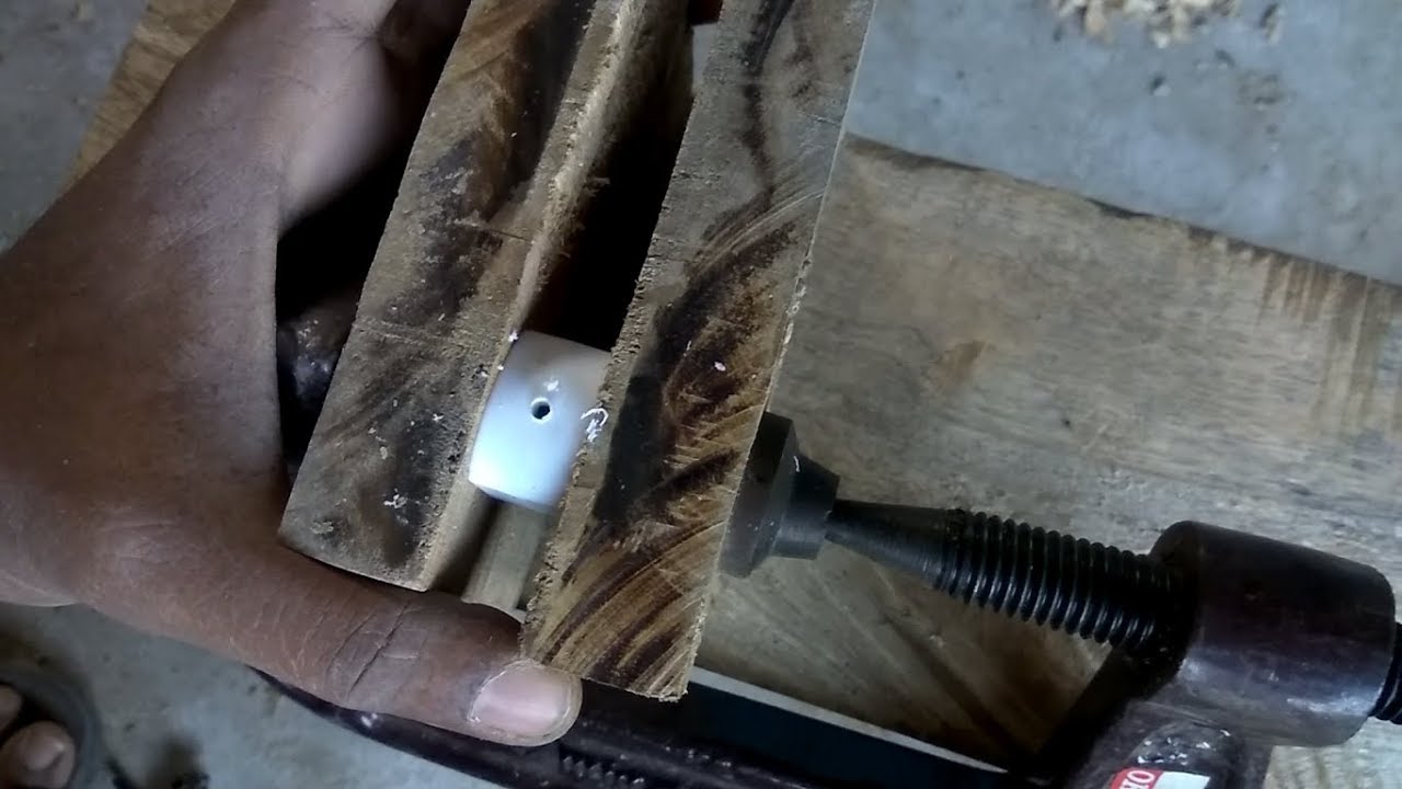 How to make a cheap bench vice in 5 min for Emergency Situations.