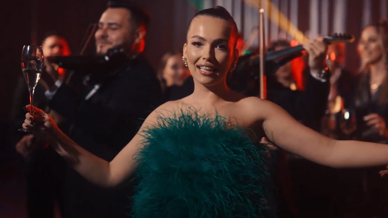 Iulia Plescan - Cu sampanie si vin, pana dimineata o tin 🥇 HITURI de Petrecere