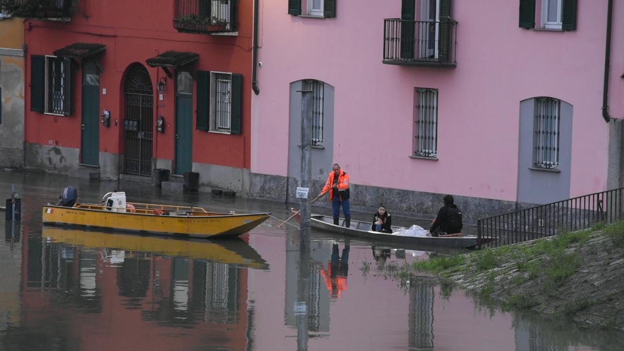 Il Ticino esonda a Pavia, residenti trasferiti a riva in barca