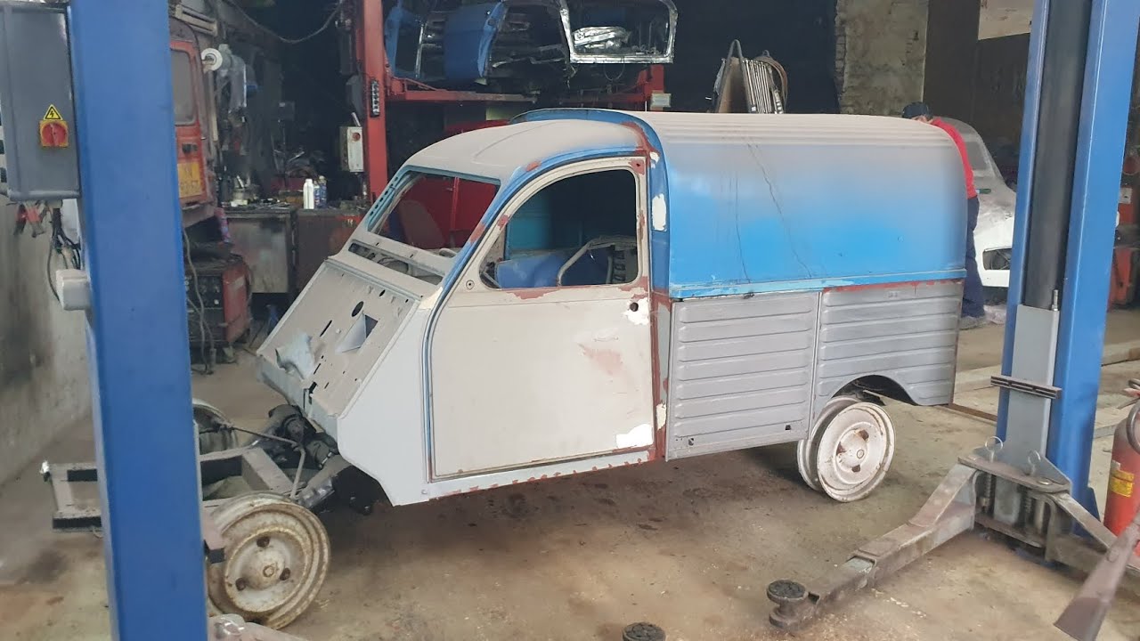 Een bijzondere 2cv azu een paar bijzondere Visa's en een 2cv Charon.