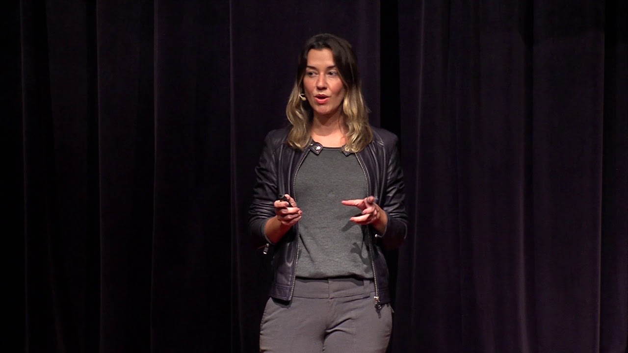 As marcas como motores de transforma&ccedil;&atilde;o social | Aline Pimenta | TEDxLa&ccedil;ador