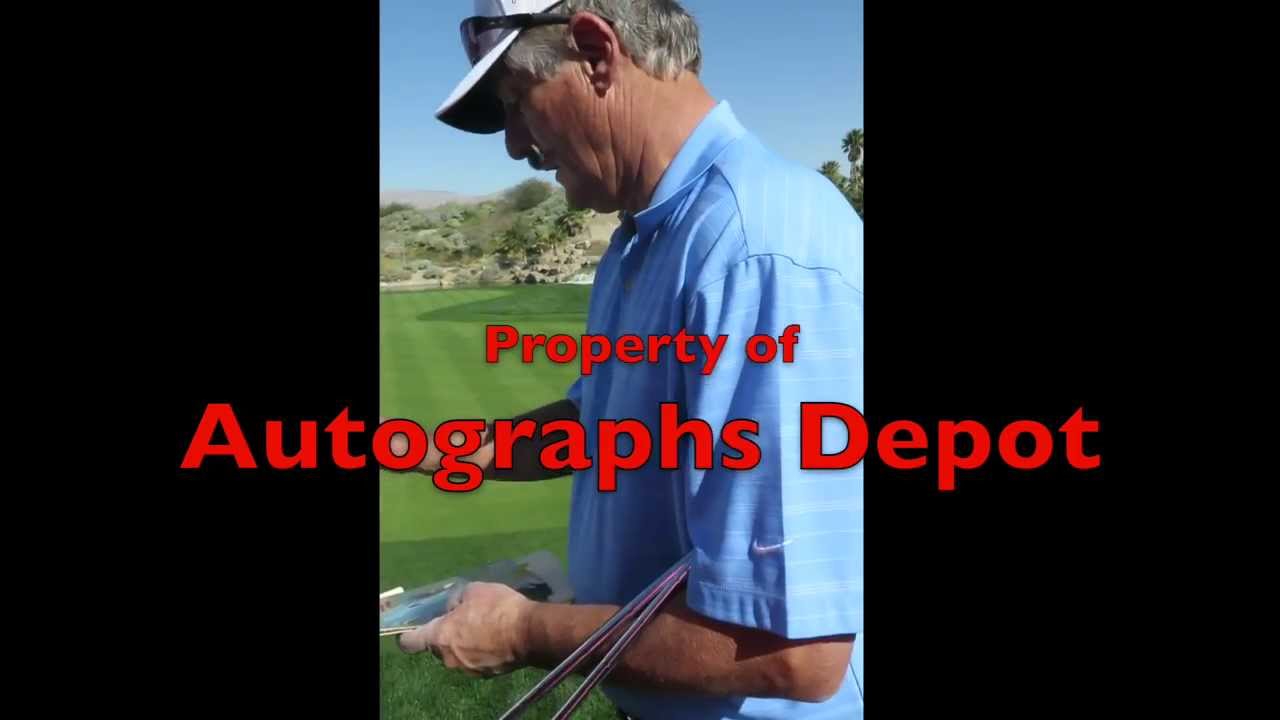 Rollie Fingers signing autographs in Palm Springs