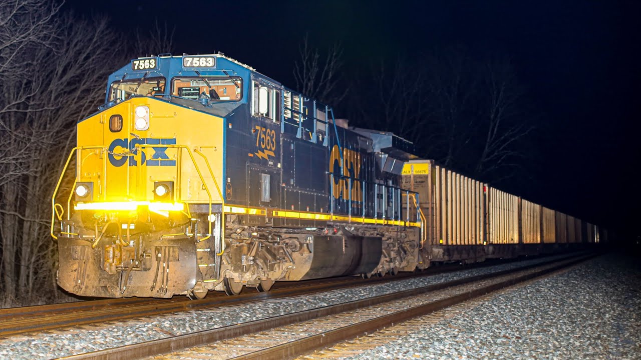 CSX 7563 leads WB C700 through Lordstown