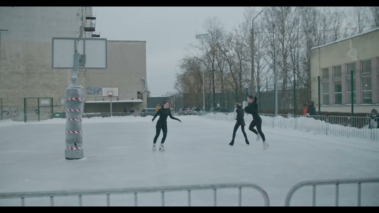 Figure skating in the courtyard || BMPCC4K + Sirui Jupiter 24mm + Rode Videomic NTG