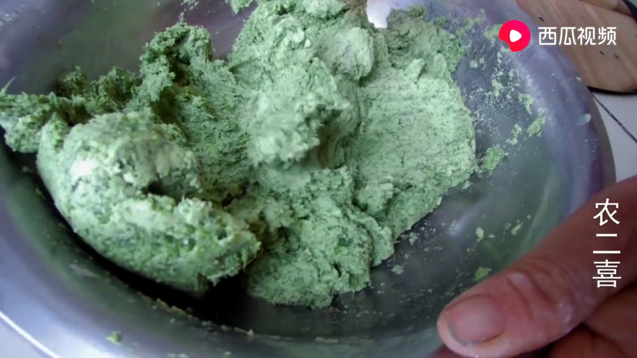 农村大妈用野草做的粑粑，清明粑吗？做法如此原始，第一次见！