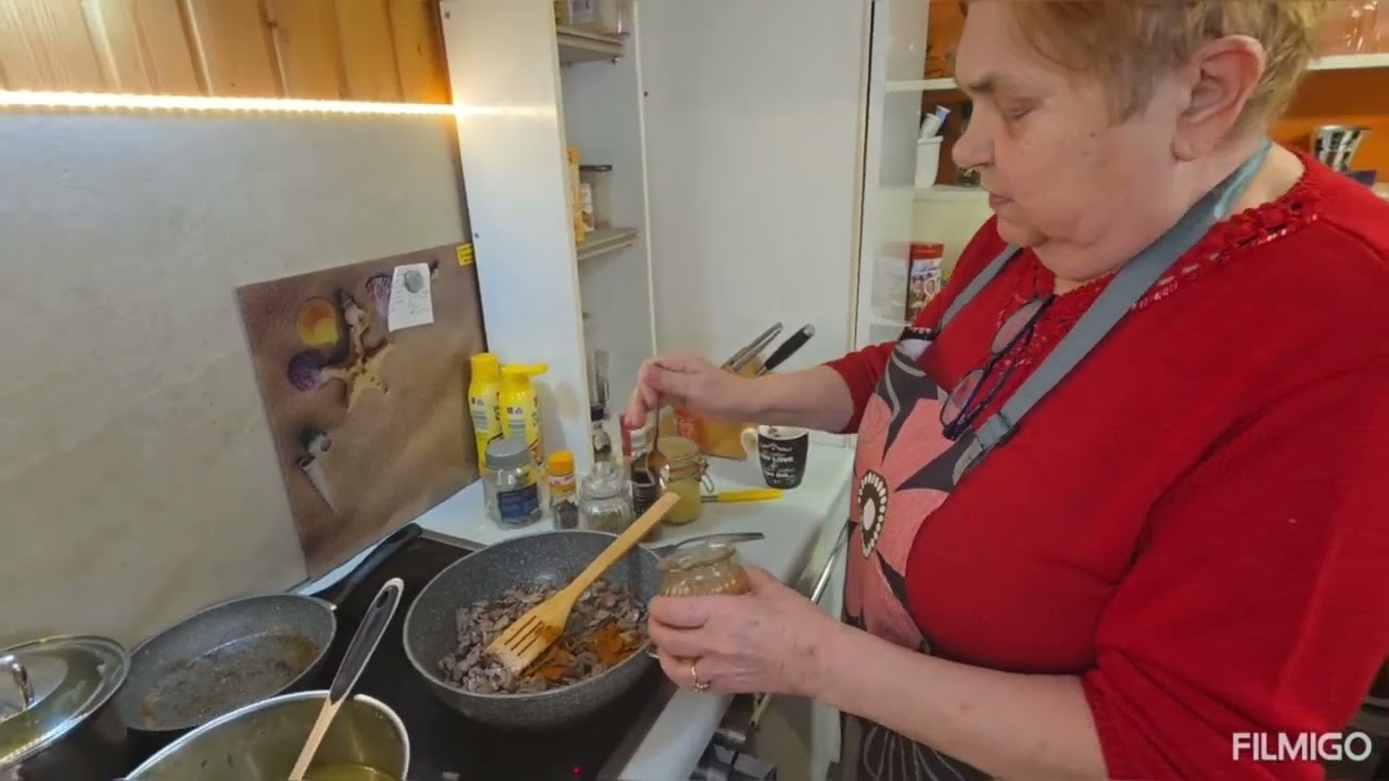 Domowy gulasz Babci- tradycyjny smak i prosta sałatka ogórkowa