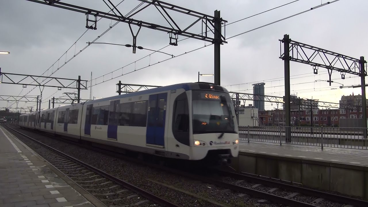Vertrek en aankomst van gekoppelde RET RSG3 te Den Haag Centraal