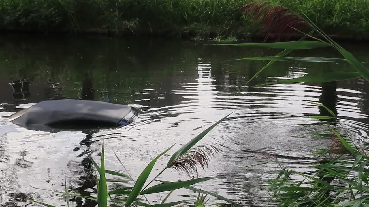 BRANDWEER - UITRUK - PRIO 1 - Auto te water. Onbekend of er nog personen in het voertuig zitten.