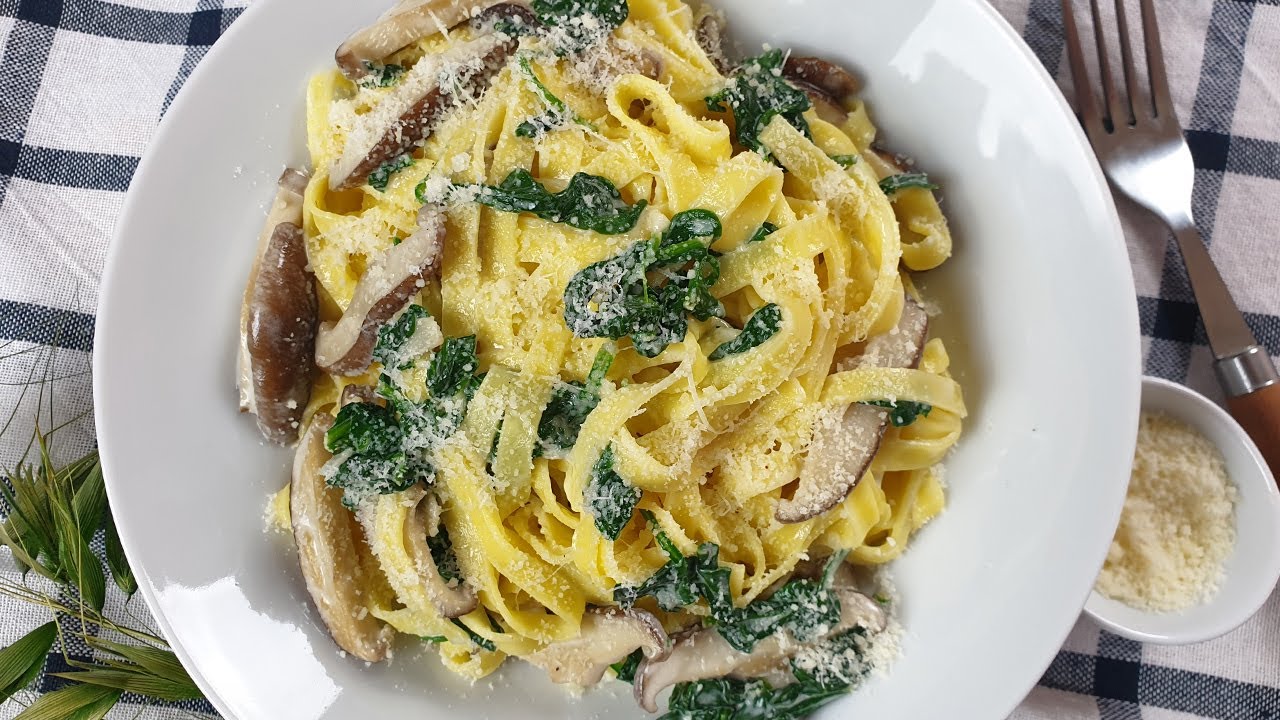 Tallarines con Setas Shiitake y Espinacas