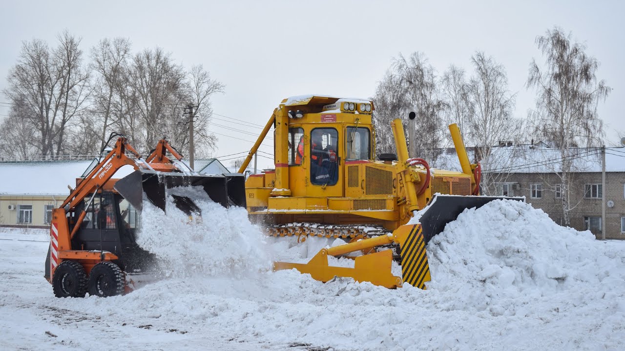 Бульдозер ДЭТ-400 и ПУМ-500. Уборка снега/Russian monster bulldozer DET-400. Diesel-electric tractor