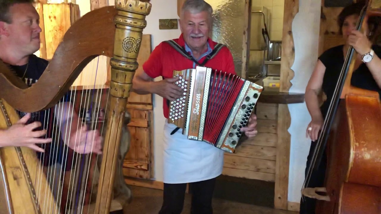 Herbert Kröll und Friedl Fankhauser  mit Kontrabassistin auf der Hirschbichlalm - Von Klaus Christ