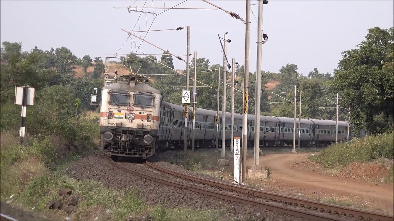 24 Coach Long Dakshin Express Taking Very Sharp Curves Of Really Beautiful Chichonda - Teegaon Ghats