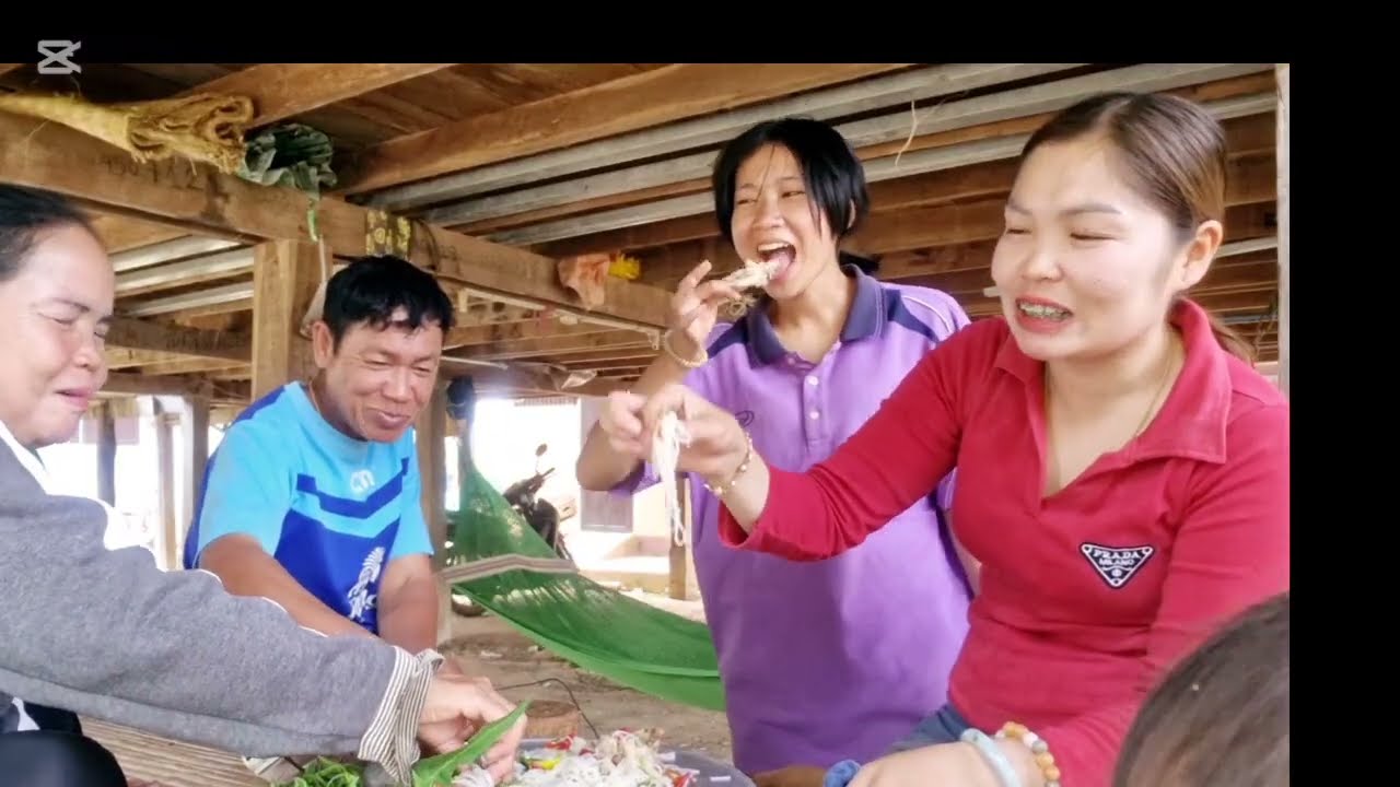 กินตำตีนไก่กับข้าวปุ้นจ้าทุกคน