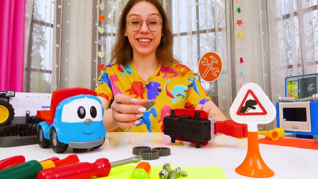 Autot lapsille - Kuormuri Leo -lelu dinoautopalvelussa! Lasten video suomeksi