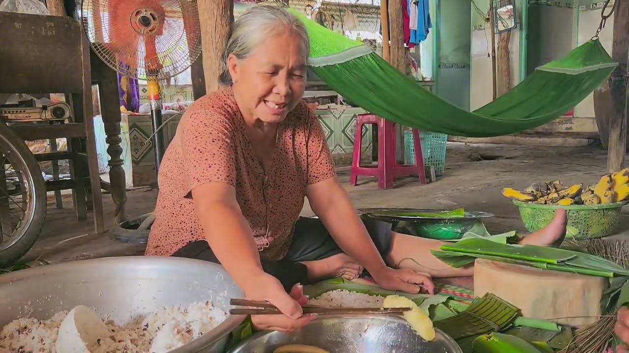 Khâu gói bánh tét chuẩn bị cho ngày đám giỗ quê em