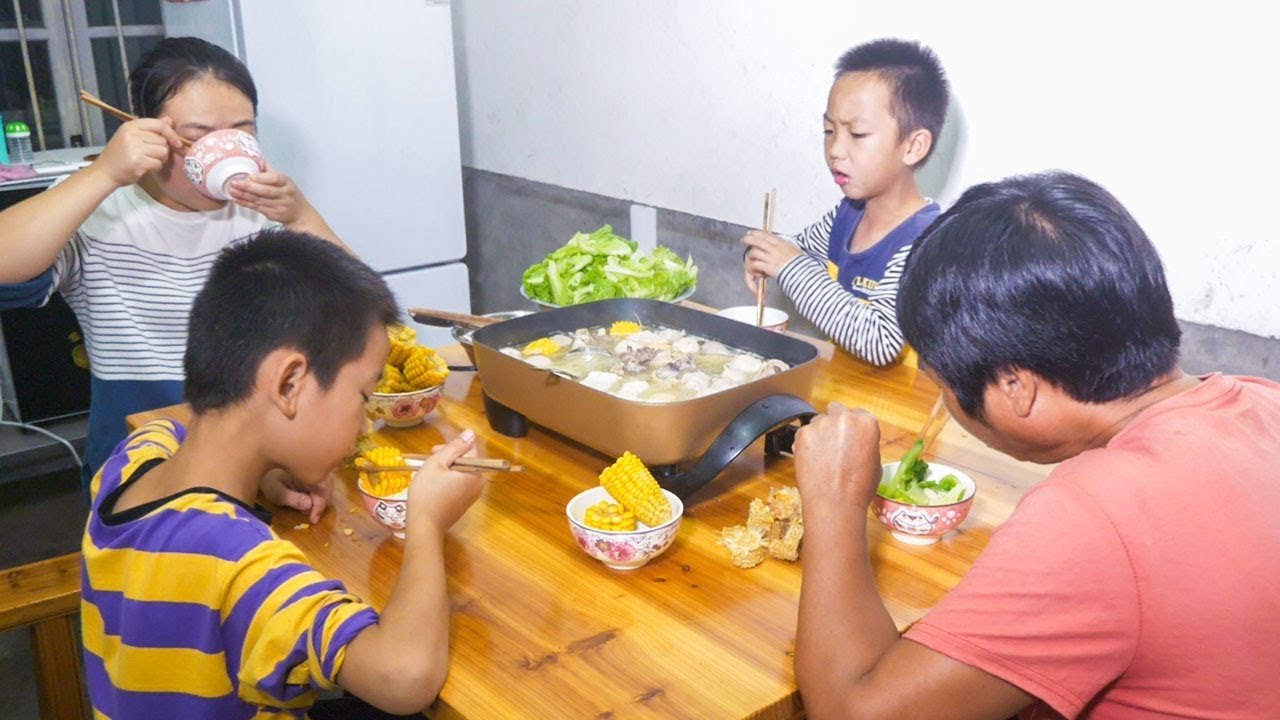 下雨了，農村媳婦煮火鍋，新鮮玉米做湯底，一家人吃得好香
