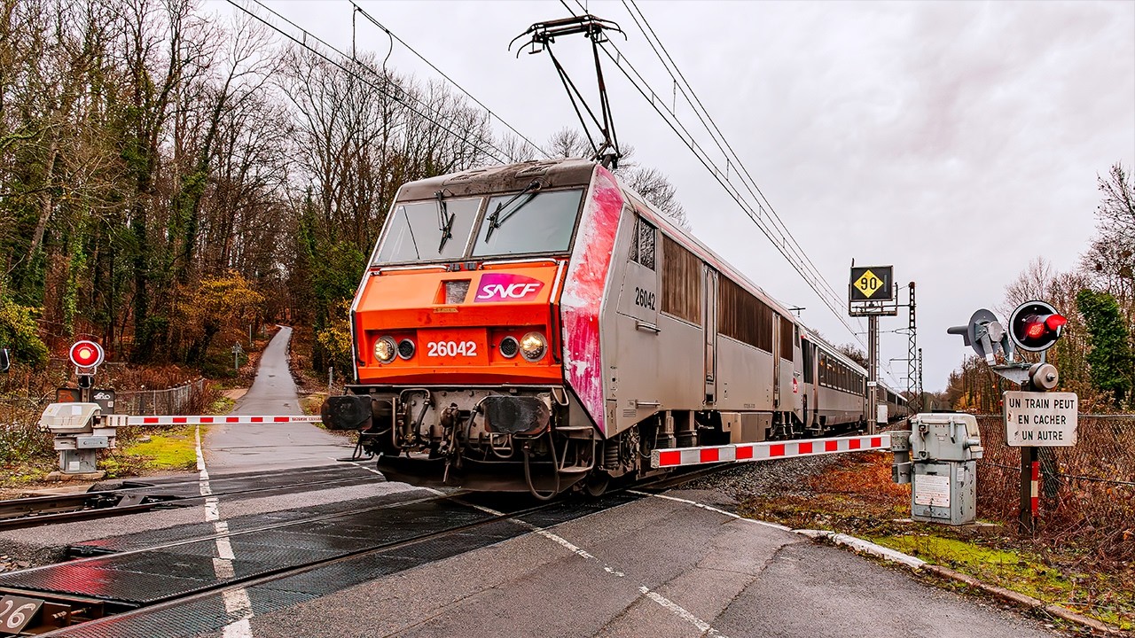 4K PASSAGE &Agrave; NIVEAU LIGNE PARIS - LYON - MARSEILLE : COMPILATION DE TRAINS AU PN N&deg;26 DE LA ROCHETTE