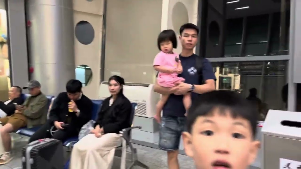 14/3/2026 các con vui nhộn khi đợi máy bay 