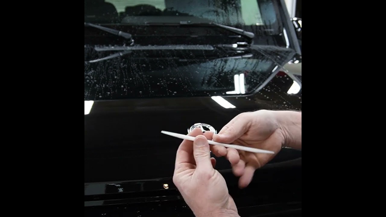 Как снять эмблему Mercedes Benz с капота #шорты