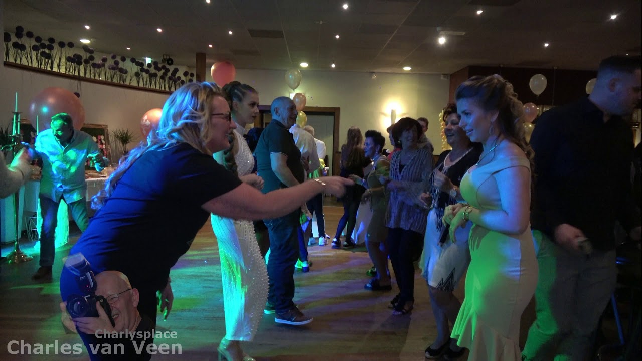 Sjoerd Mertens zingt hallo mooie meid voor Valentina.