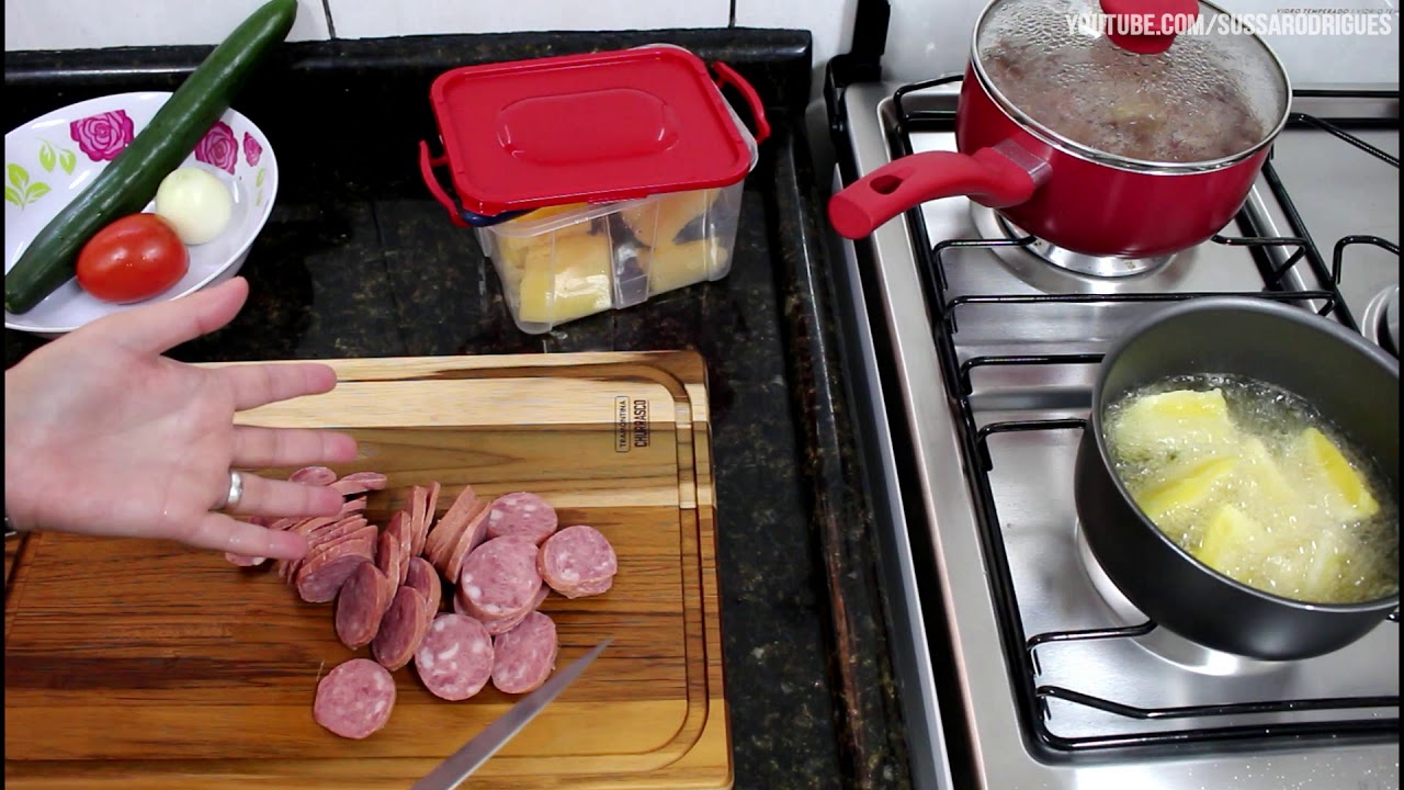 ALMOÇO DE SEGUNDA CALABRESA ACEBOLADA, MANDIOCA FRITA E SALADA