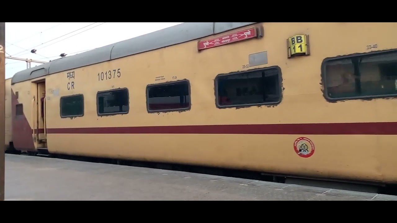 22131 Pune- Banaras Gayan Ganga SF Express Arrived at Prayagraj Jn PF No- 09