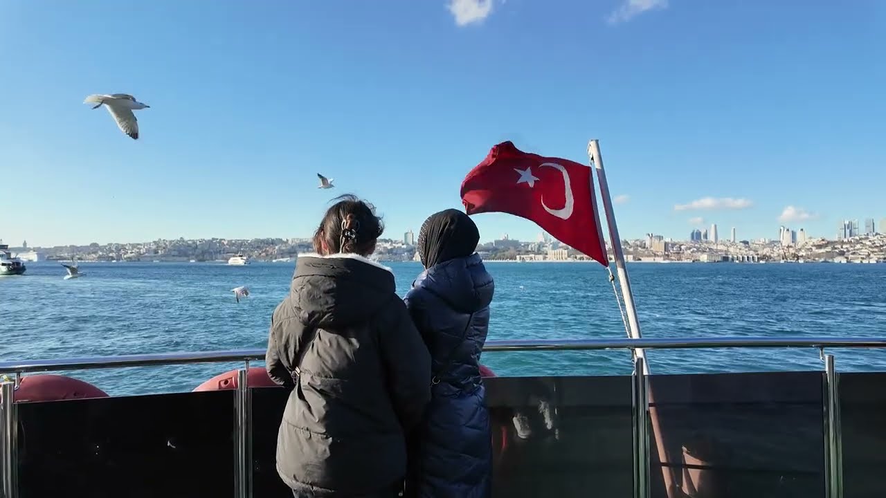 İSTANBUL BOĞAZI ÜSKÜDAR  SAHİL YOLCU TEKNELERİ ÇOK GÜZELE BOĞAZ GÖRÜNTÜLERİ MARTILAR İNSANLAR