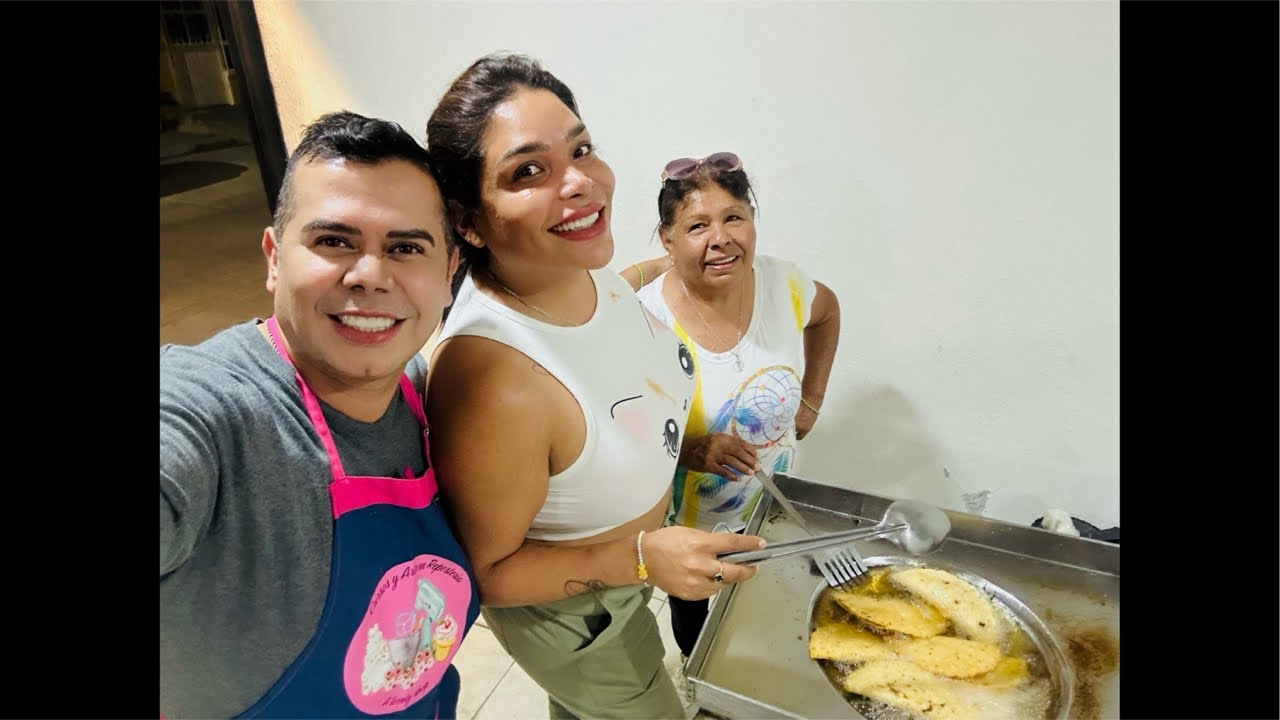 Haciendo quesadillas con mi suegra. 🙏🏻🥰😋