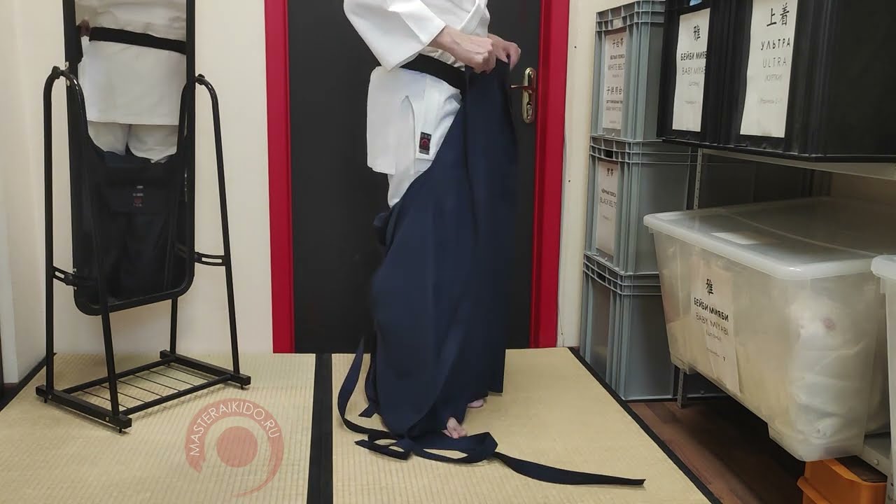 Put on and tie a hakama