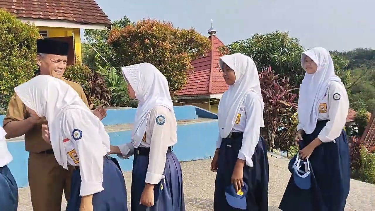 Salam Perpisahan dari siswa siswi kepada Kepala Sekolah Drs. Nasaruddin, M. Pd yg akan pindah tugas