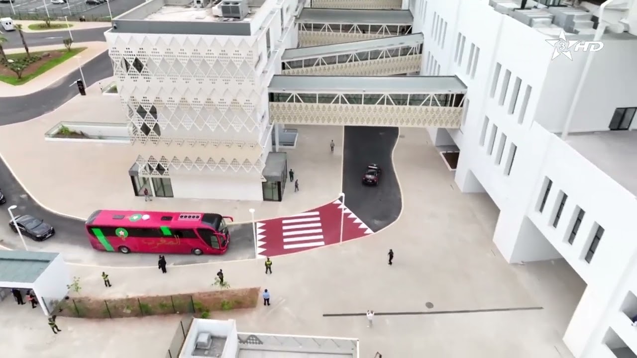 🎥 | وصول حافلة المنتخب الوطني المغربي إلى الملعب الكبير ل فاس قبل مواجهة منتخب تونس