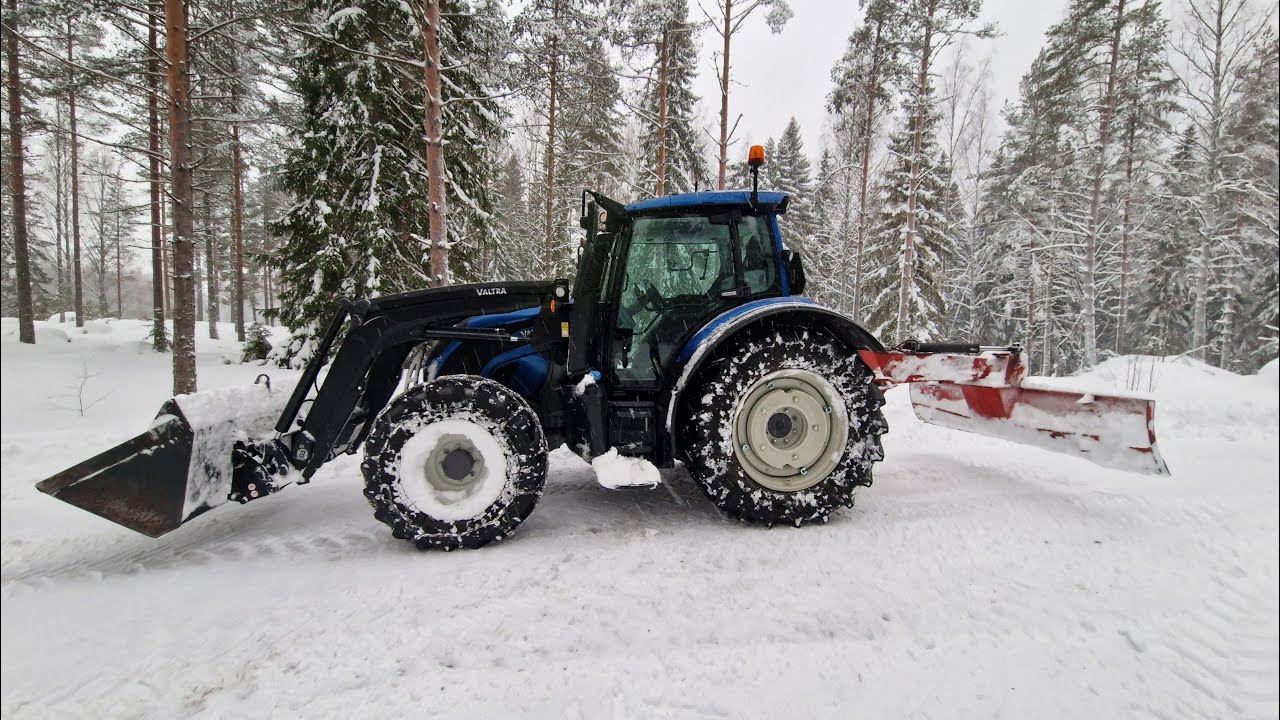 Lumenauraus pätkää jälleen kerran koulun havaintometsässä. Mikäpäs siinä , Valtra n134D työntouhussa