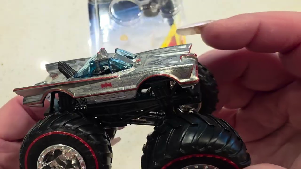 Hot Wheels Monster Trucks DC Comics Batman Batmobile ОХОТА ЗА СОКРОВИЩАМИ! Распаковка. Покажи, по...